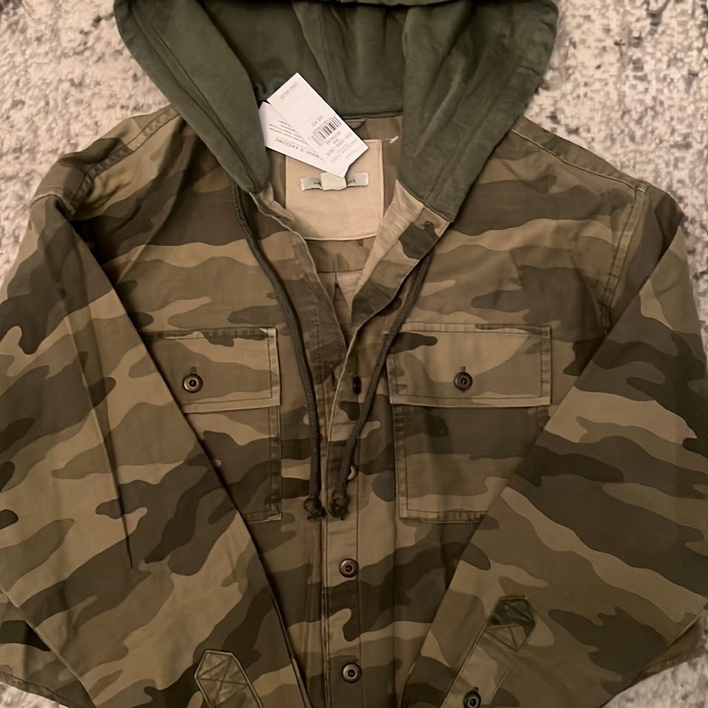COPY - American Eagle XS cropped shacket shirt jacket camo army olive green hoo…